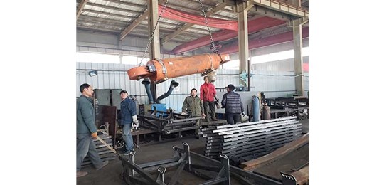      山西皮帶機(jī)配件廠家發(fā)貨現(xiàn)場(chǎng)：唯和達(dá)機(jī)械發(fā)往霍州的導(dǎo)向滑靴，油缸！